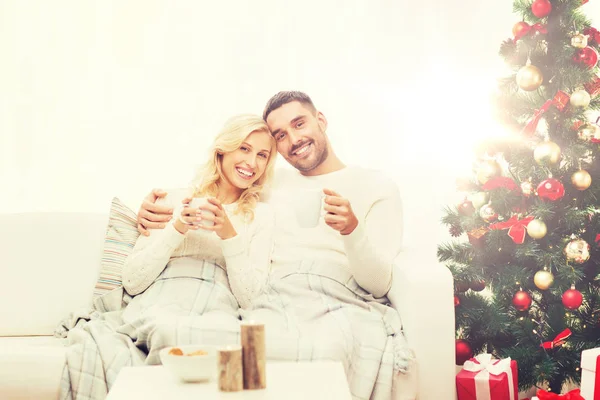 Feliz pareja en casa con árbol de Navidad — Foto de Stock