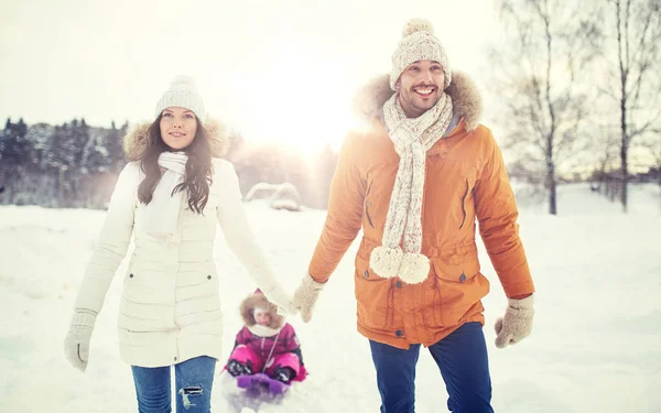 Met de slee in de winter buiten wandelen en gelukkige familie — Stockfoto