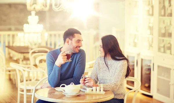 Casal feliz beber chá no café — Fotografia de Stock