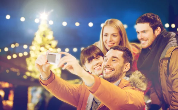 Amis heureux avec caméra prenant Noël selfie — Photo