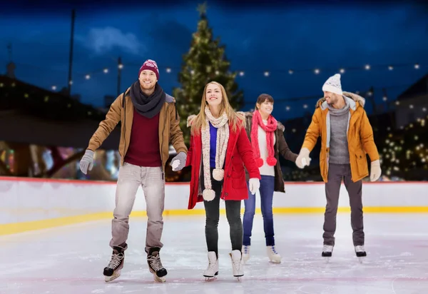 快乐圣诞溜冰场上的朋友 — 图库照片