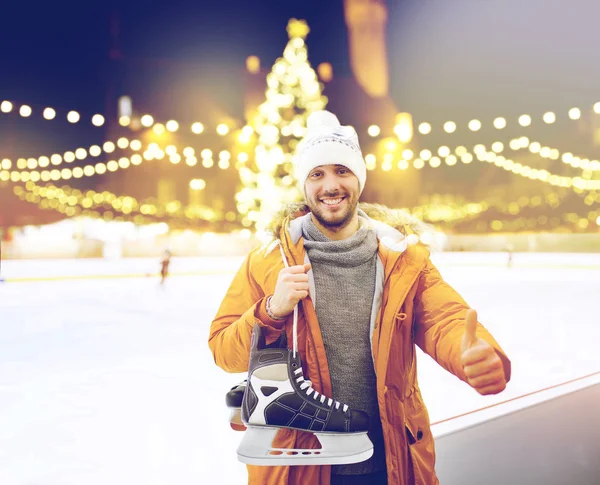 Homme montrant pouces sur la patinoire de Noël — Photo