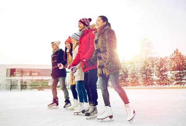 Ευτυχής φίλους πάγου πατινάζ στο παγοδρόμιο σε εξωτερικούς χώρους — Φωτογραφία Αρχείου