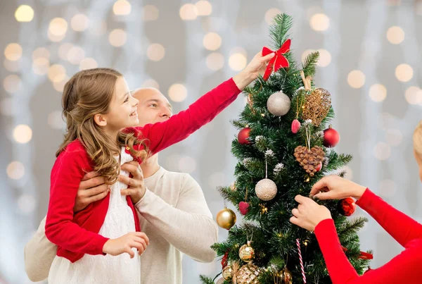 Mutter, Vater und Tochter am Weihnachtsbaum — Stockfoto