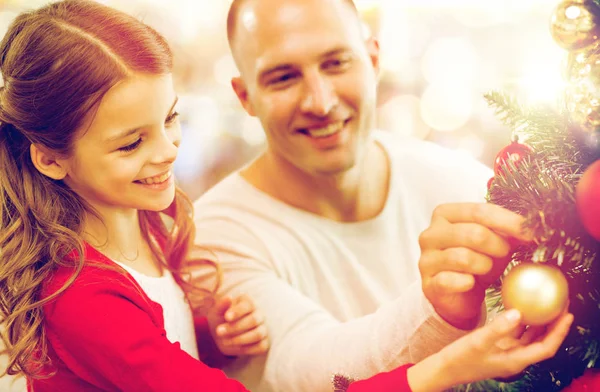 Padre e hija decorando el árbol de Navidad — Foto de Stock