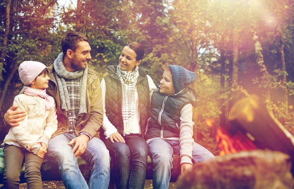 행복 한 가족 캠프 화재에서 벤치에 앉아 — 스톡 사진