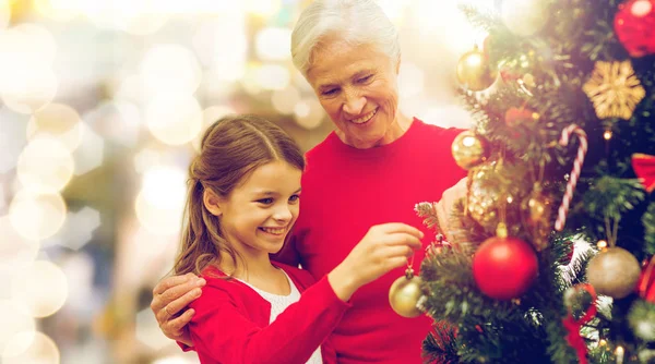 Großmutter und Enkelin am Weihnachtsbaum — Stockfoto