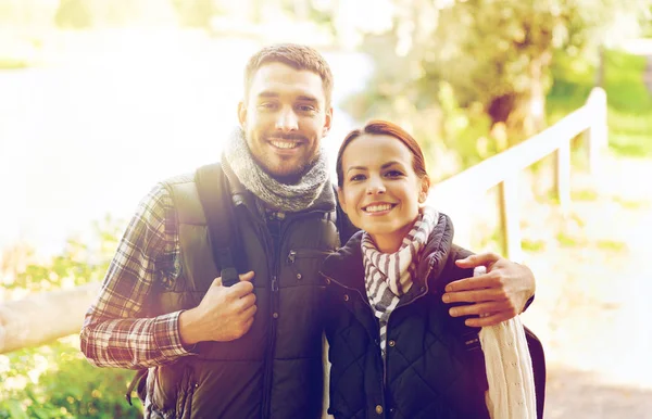 Casal feliz com mochilas caminhadas e abraços — Fotografia de Stock