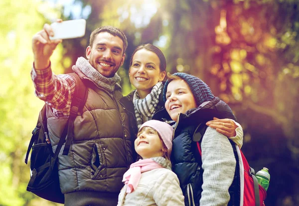 Family taking selfie with smartphone in woods — Stock Photo, Image