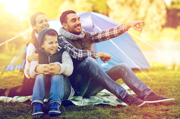 Happy family with tent at camp site — Stock Photo, Image