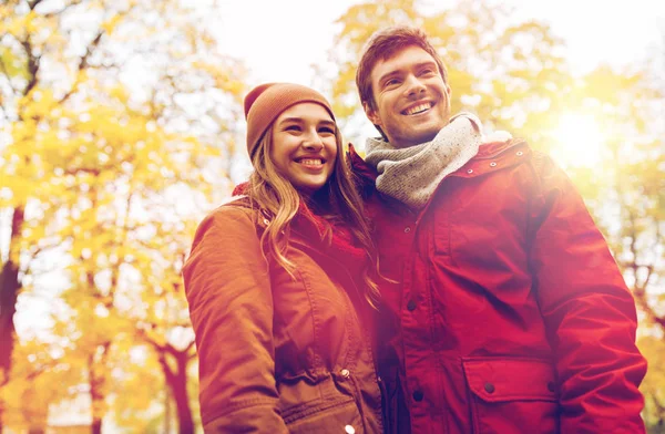 Glückliches junges Paar spaziert im Herbstpark — Stockfoto