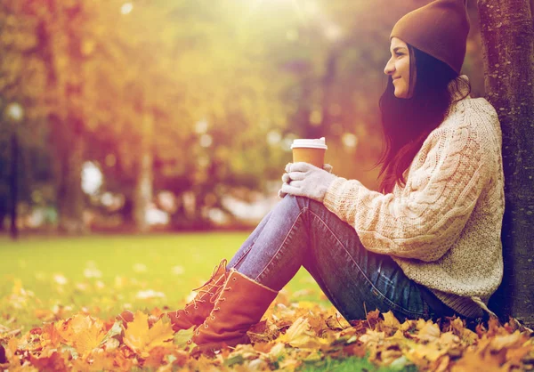 Primer plano de la mujer que bebe café en el parque de otoño —  Fotos de Stock