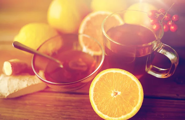 Teh dengan madu, jeruk dan rowanberry di atas kayu — Stok Foto