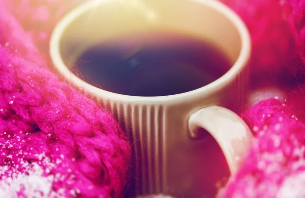 Närbild av te eller kaffe och vinter scarf i snö — Stockfoto