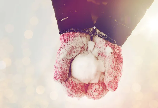 Close up de mulher segurando bola de neve ao ar livre — Fotografia de Stock