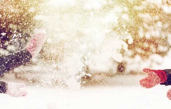 冬に雪と遊んで幸せな友達 — ストック写真