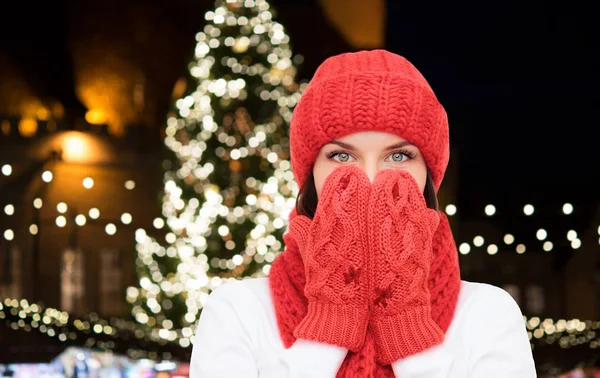 クリスマス ツリー上の冬の服の若い女性 — ストック写真