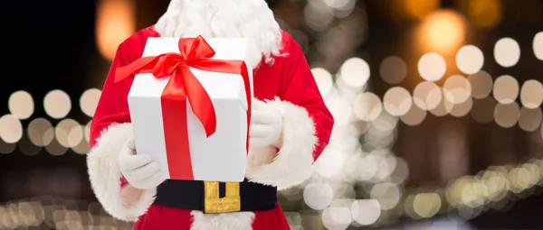 Primo piano di Babbo Natale con regalo di Natale — Foto Stock