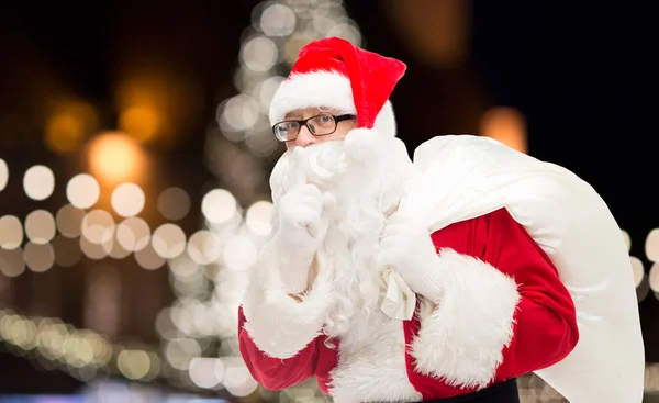 Homme en costume de Père Noël claus avec sac — Photo