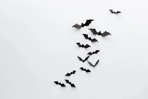 Черные бумажные летучие мыши на белом фоне — стоковое фото