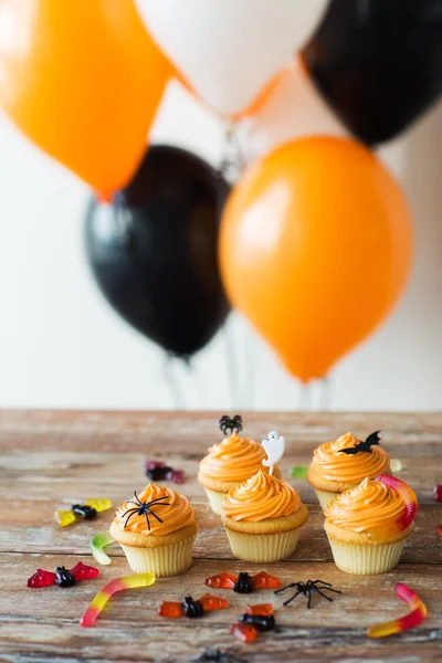 Fiesta de halloween cupcakes y caramelos en la mesa — Foto de Stock