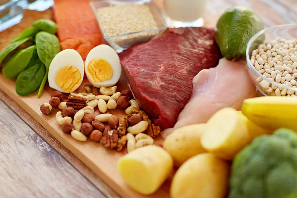 Alimentos proteicos naturais na mesa — Fotografia de Stock