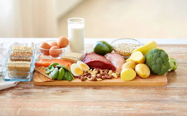 Alimentos naturais na mesa — Fotografia de Stock