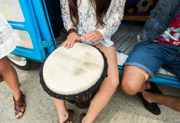 Nahaufnahme einer Hippie-Frau, die Tom-Tom-Trommel spielt — Stockfoto