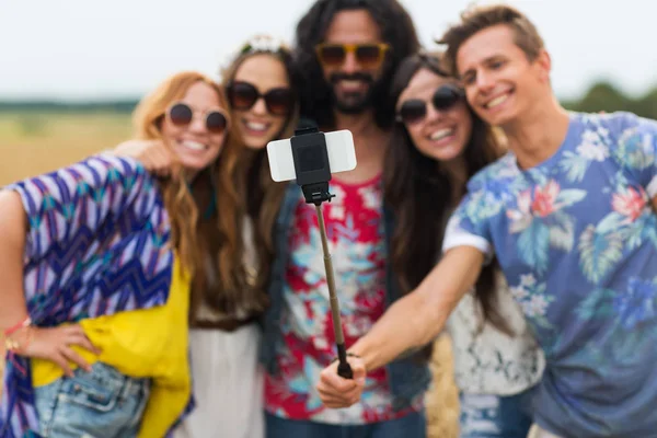 Hippi meg smartphone és selfie bottal — Stock Fotó