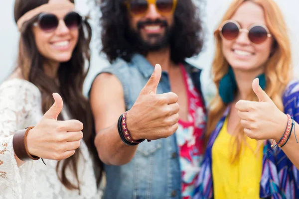 Šťastné mladé hippie přátel ukazuje palec — Stock fotografie