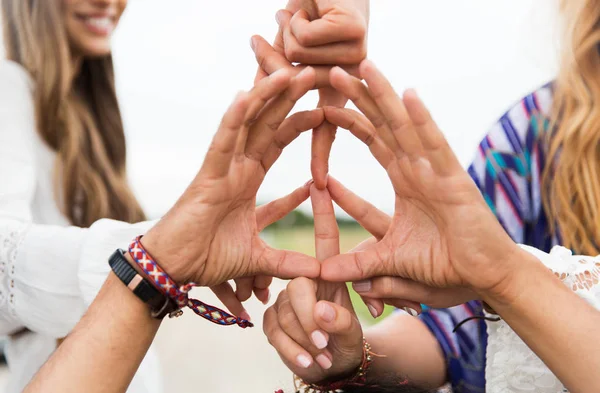 Mãos de amigos hippies mostrando sinal de paz — Fotografia de Stock