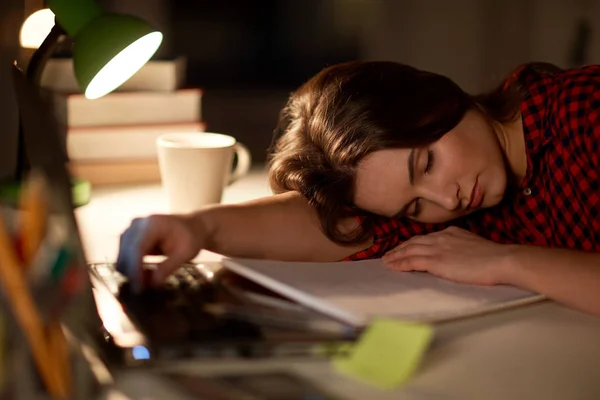 Estudante ou mulher dormindo na mesa à noite em casa — Fotografia de Stock