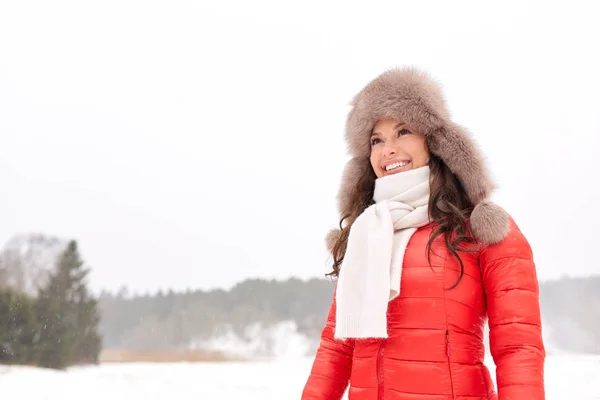 Mujer feliz en invierno sombrero de piel al aire libre —  Fotos de Stock