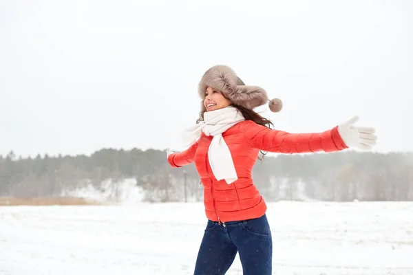 Ευτυχισμένη γυναίκα στο χειμερινό καπέλο γούνα διασκεδάζοντας σε εξωτερικούς χώρους — Φωτογραφία Αρχείου