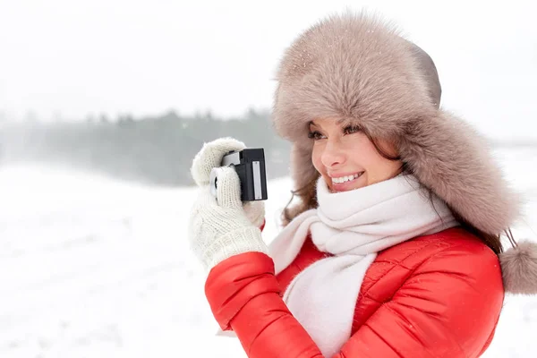 Wanita bahagia dengan kamera film di luar ruangan di musim dingin — Stok Foto