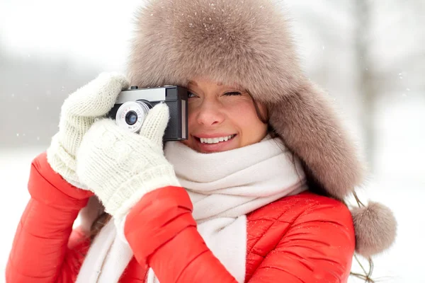 Lycklig kvinna med filmkamera utomhus på vintern — Stockfoto
