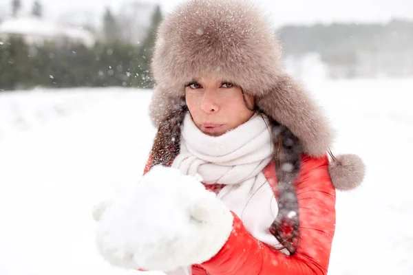 Mulher feliz com neve no inverno chapéu de pele ao ar livre — Fotografia de Stock