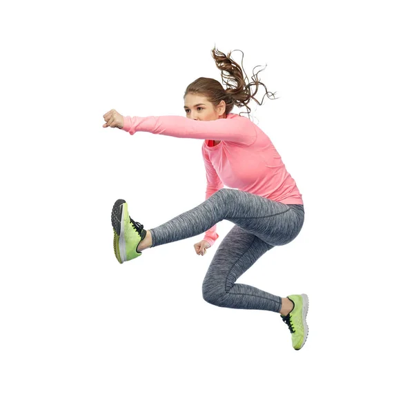 Feliz deportivo joven mujer saltar en la lucha pose — Foto de Stock