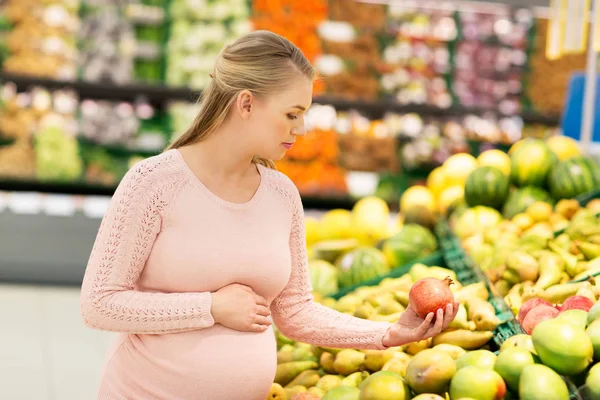 Szczęśliwy w ciąży kobieta z granatu w grocery — Zdjęcie stockowe
