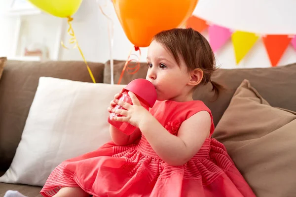 Pití brčkem na narozeniny holčička — Stock fotografie