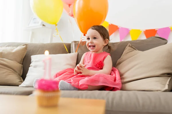 Happy baby girl na narozeninovou oslavu doma — Stock fotografie
