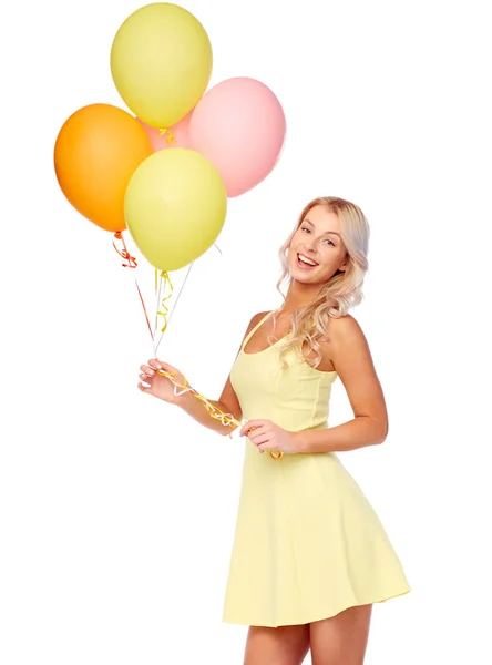 Helyum hava balonları ile içinde mutlu kadın — Stok fotoğraf