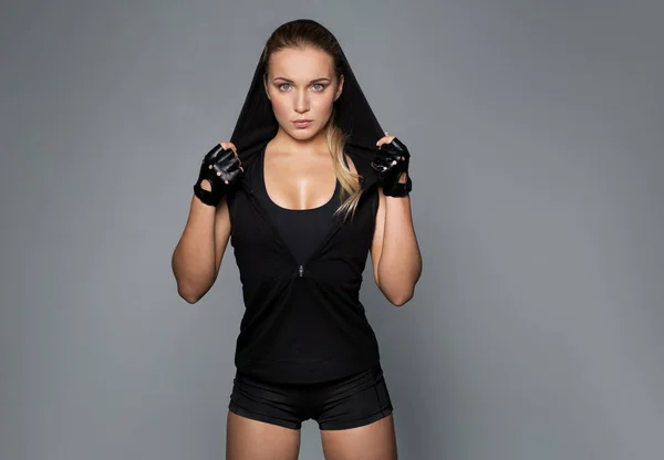 Junge Frau in schwarzer Sportbekleidung posiert — Stockfoto
