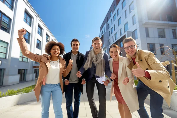 Groep mensen duimen opdagen in de stad — Stockfoto