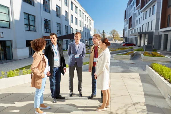 Business team met conferentiebadges in stad — Stockfoto