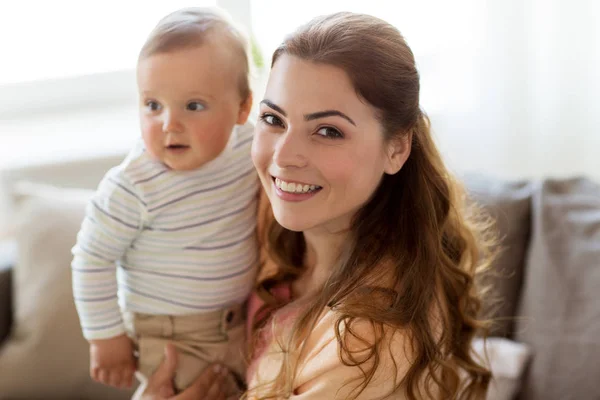 Счастливая молодая мать с маленьким ребенком дома — стоковое фото