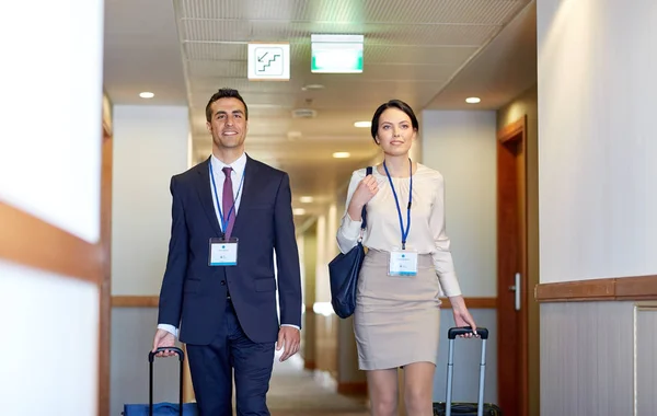Business team met reizen tassen bij hotel gang — Stockfoto