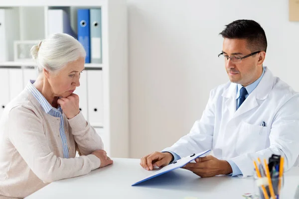 Seniorin und Arzt treffen sich im Krankenhaus — Stockfoto