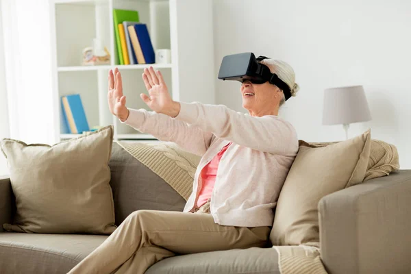 Mulher velha no fone de ouvido realidade virtual ou óculos 3d — Fotografia de Stock