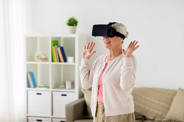 Vieille femme en réalité virtuelle casque ou lunettes 3d — Photo